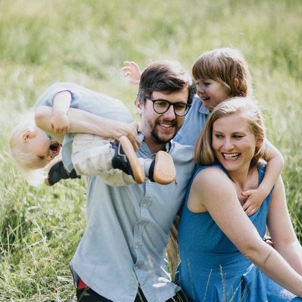 Josef, Mariana, Vašík a Toník na louce